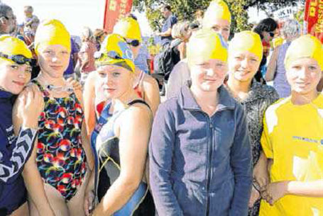 Geballte Mädchen-Power vor dem Start. Am kleinen Vilm-Schwimmen für den Nachwuchs nahmen am Samstag 61 Kinder teil.